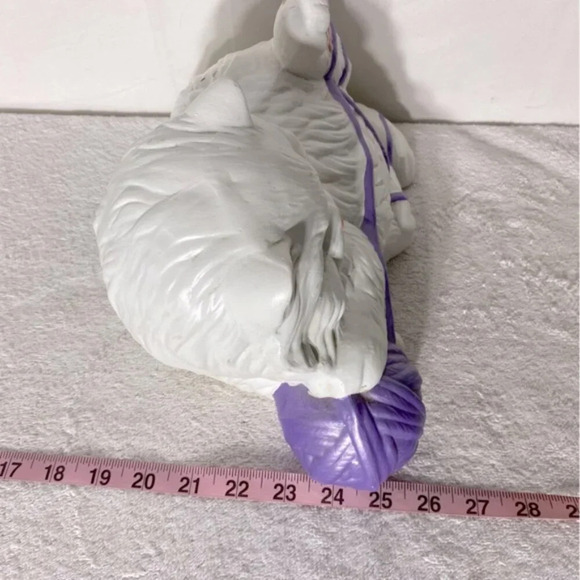 Vintage 1984 White Ceramic Cat Statue Playing W Purple Ball Of Yarn Kitty  Meow - Picture 15 of 16
